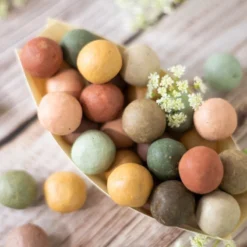 Blossombs Giftbox Small - 7 Blossombs - Bloembommetjes - Zaadbommetjes - Vlinders - Bijen - Biologisch - Ecologisch - Verjaardag - Communie - Doopsuiker - Valentijn -Goedkope Groene Liefde Winkel 1200x800 50